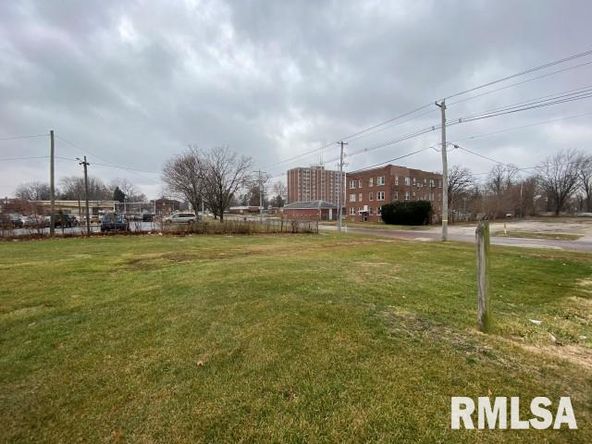 154 W Main St, Galesburg, IL 61401
